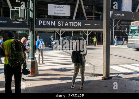 I viaggiatori che si trovano fuori dalla Pennsylvania Station di New York in fase di ristrutturazione giovedì 6 ottobre 2022. (© Richard B. Levine) Foto Stock