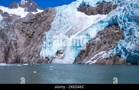 Tour in barca da Seward al Parco Nazionale dei Fiordi di Kenai ai ghiacciai dell'Harding Icefield. Foto Stock