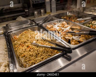 Un bar con piatti caldi in una gastronomia a New York domenica 9 ottobre 2021. (© Richard B. Levine) Foto Stock