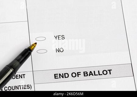 Scrutinio elettorale con una domanda di sì o di no. concetto. Votazioni, referendum governativo e emendamenti Foto Stock