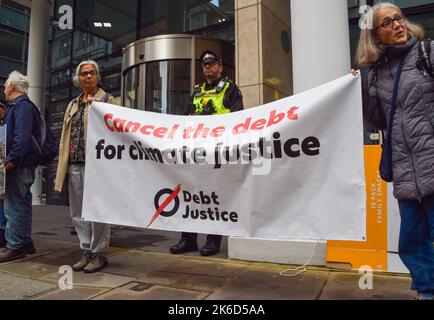 Londra, Inghilterra, Regno Unito. 13th Ott 2022. I manifestanti si sono riuniti al di fuori dell'ufficio di Londra della Banca Mondiale chiedendo che il FMI e la Banca Mondiale cancellino i debiti del Sud del mondo per la giustizia climatica. (Credit Image: © Vuk Valcic/ZUMA Press Wire) Foto Stock