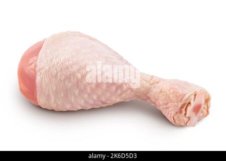 Coscia di pollo cruda o bastone isolato su fondo bianco con profondità di campo completa Foto Stock