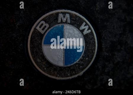Blu emblema BMW su sfondo nero Foto stock - Alamy