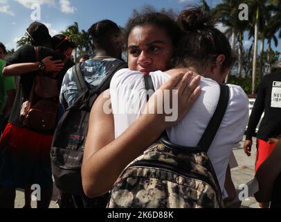 Coconut Creek, Stati Uniti. 23rd Feb, 2018. Gli studenti della Deerfield Beach High School si confortano dopo un viaggio di 11 km a piedi alla Marjory Stoneman Douglas High School di Parkland, Fla., per mostrare sostegno alle vittime, venerdì 23 febbraio 2018. (Foto di Carline Jean/South Florida Sun Sentinel/TNS/Sipa USA) Credit: Sipa USA/Alamy Live News Foto Stock