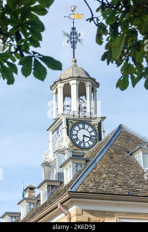 Torre dell Orologio su Georgian Town Hall, luogo di mercato, Brackley, Northamptonshire, England, Regno Unito Foto Stock