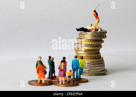 Disuguaglianza economica espressa da una differenza di altezza delle monete Foto Stock