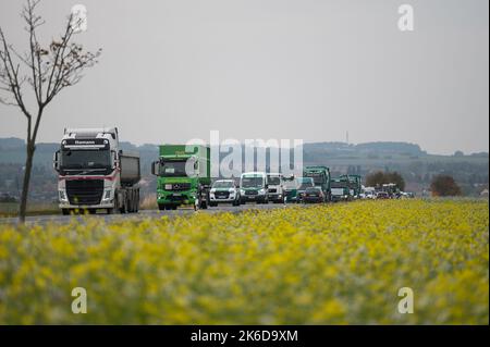 13 ottobre 2022, Sassonia, Löbau: Autocarri, furgoni e automobili guidano in una parata verso Zittau. Gli imprenditori delle piccole e medie imprese protestano contro gli attuali prezzi dell'energia. Nel quartiere di Görlitz c'erano quattro corsos sulla strada. Foto: Paul Glaser/dpa Foto Stock