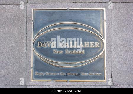 Giocatore di rugby (Dave Gallaher, Nuova Zelanda) placca da pavimento, Regent Street, Rugby, Warwickshire, Inghilterra, Regno Unito Foto Stock
