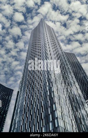 Giorno basso angolo strada vista pubblica di moderni grattacieli residenziali contro il cielo con le nuvole, Deansgate Square Towers a Castlefield Manchester, Regno Unito. Foto Stock