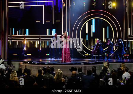 Carly Pearce si esibisce sul palco presso il CMT Artists of the Year del Nashville Schermerhorn Symphony Center di Nashville, Tennessee, il 12 ottobre 2022. (Foto di Justin Renfroe/ Credit: Sipa USA/Alamy Live News Foto Stock