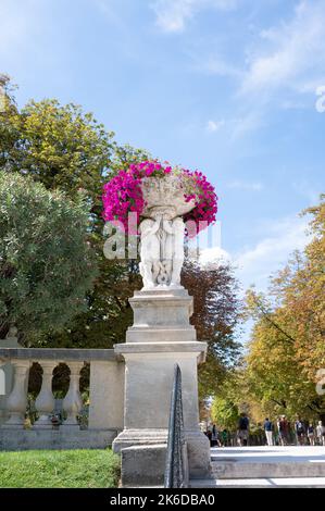 Parigi, Francia - Agosto 27 2022: Fioraio nei Giardini di Lussemburgo situato tra Saint-Germain e quartiere Latino a Parigi, Francia. Foto Stock