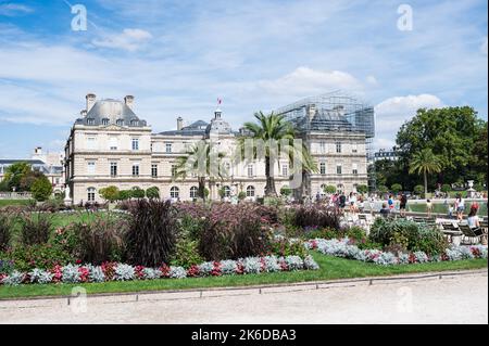 Parigi, Francia - 27 2022 agosto: Giardini di Lussemburgo situato tra Saint-Germain e quartiere Latino a Parigi. Il castello di Lussemburgo fu costruito dalla regina Maria de' Medici, vedova del re Enrico IV Foto Stock