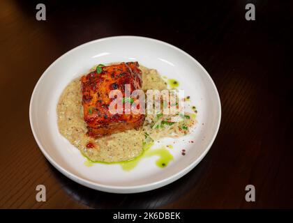 Un pezzo sano di carne cotta con porridge e insalata Foto Stock