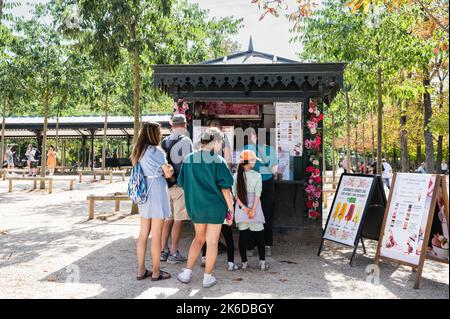 Parigi, Francia - 27 2022 agosto: Chiosco di gelati e caffè nei Giardini di Lussemburgo situato tra Saint-Germain e il quartiere Latino a Parigi. Persone che si accachiano per le lollie di ghiaccio e le bevande Foto Stock