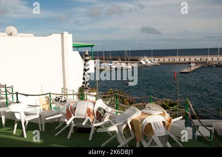 Street scene vicino al porto, Puerta del Carmen, Lanzarote, Isole Canarie. Lanzarote ha pochissime piogge e il 25% è coperto di lava quindi non può b Foto Stock