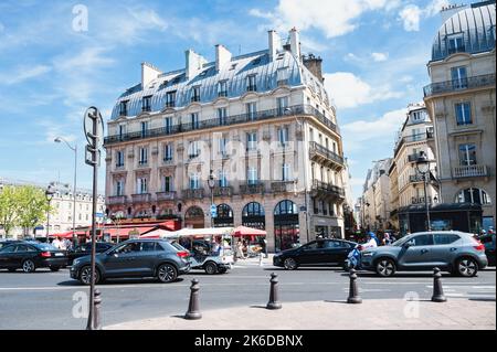 Parigi, Francia - Agosto 27 2022: Place Saint-Michel nel 6th ° arrondissement di Parigi, Francia. Auto, popoli e turisti per la strada di Parigi Foto Stock