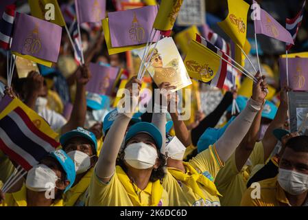 I sostenitori reali tailandesi hanno visto sventolare le bandiere della famiglia reale e tenere in mano il ritratto del defunto re thailandese Bhumibol Adulyadej durante il 6th° anniversario della morte del defunto re thailandese Bhumibol Adulyadej al King Rama IX Memorial Park di Bangkok. Il popolo thailandese si è riunito per avere l'opportunità di ricevere le loro Maestà il Re Maha Vajiralongkorn (Re Rama X) e la Regina Suthida durante la loro visita al King Rama IX Memorial Park. Le loro Maestà sveleranno una statua del Re Bhumibol Adulyadej (Re Rama IX) al King Rama IX Memorial Park nel quartiere Dusit di Bangkok per segnare il 6th AN Foto Stock