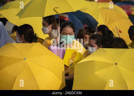 Il sostenitore reale tailandese partecipa al 6th° anniversario della morte del defunto re thailandese Bhumibol Adulyadej al King Rama IX Memorial Park di Bangkok. Il popolo thailandese si è riunito per avere l'opportunità di ricevere le loro Maestà il Re Maha Vajiralongkorn (Re Rama X) e la Regina Suthida durante la loro visita al King Rama IX Memorial Park. Le loro Maestà sveleranno una statua del Re Bhumibol Adulyadej (Re Rama IX) al King Rama IX Memorial Park nel quartiere Dusit di Bangkok per celebrare il 6th° anniversario della morte del Re Bhumibol Adulyadej. Foto Stock