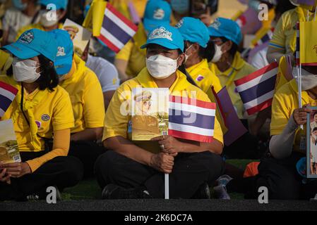 Il sostenitore reale tailandese detiene una bandiera e il ritratto del defunto re thailandese Bhumibol Adulyadej durante il 6th° anniversario di morte del defunto re thailandese Bhumibol Adulyadej al King Rama IX Memorial Park di Bangkok. Il popolo thailandese si è riunito per avere l'opportunità di ricevere le loro Maestà il Re Maha Vajiralongkorn (Re Rama X) e la Regina Suthida durante la loro visita al King Rama IX Memorial Park. Le loro Maestà sveleranno una statua del Re Bhumibol Adulyadej (Re Rama IX) al King Rama IX Memorial Park nel quartiere Dusit di Bangkok per celebrare il 6th° anniversario del Re Bhumibol Adulya Foto Stock