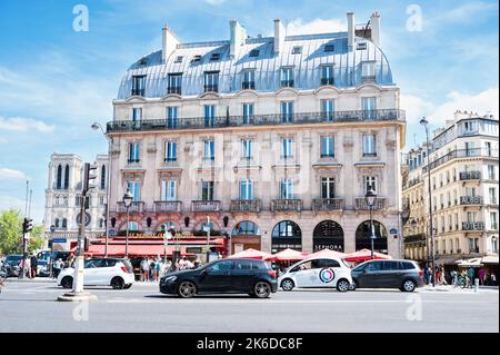 Parigi, Francia - Agosto 27 2022: Place Saint-Michel nel 6th ° arrondissement di Parigi, Francia. Auto, popoli e turisti per la strada di Parigi Foto Stock