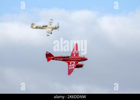 De Havilland DH.88 Comet e Percival Mew Gull aerotrasportati al Race Day airshow tenutosi a Shuttleworth il 2nd ottobre 2022 Foto Stock