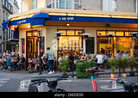 Parigi, Francia - 27 2022 agosto: Persone a piedi e cena in caffè la sera nel famoso quartiere Marais a Parigi, autentico quartiere di Parigi, focus selettivo Foto Stock