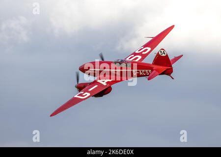 De Havilland DH.88 velivolo da corsa Comet aerotrasportato al Race Day Airshow tenutosi all'Old Warden Aerodromo di Shuttleworth il 2nd ottobre 2022 Foto Stock