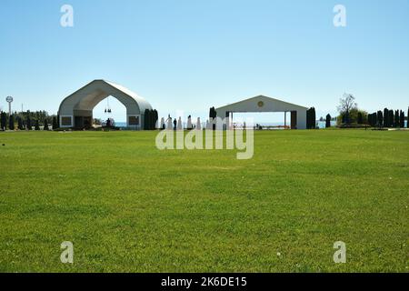 Cholpon-ATA, Kirghizistan - 14 settembre 2022: Complesso culturale Ruh Ordo, che prende il nome dal famoso scrittore Kirghizistan Chinghiz Aitmatov, lago Issyk Kul Foto Stock