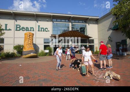 Gli acquirenti lasciano il negozio di punta LL Bean a Freeport, Maine, nel settembre 2022. Foto Stock