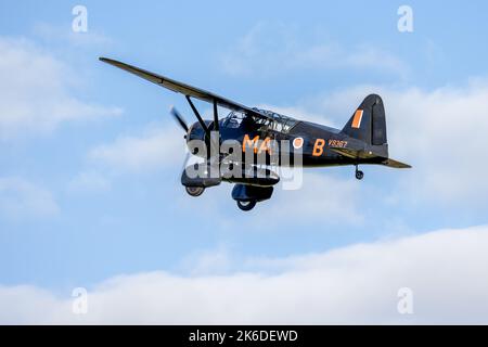 1938 Westland Lysander ‘V9367’ in volo al Race Day Airshow tenutosi a Shuttleworth il 2nd ottobre 2022 Foto Stock