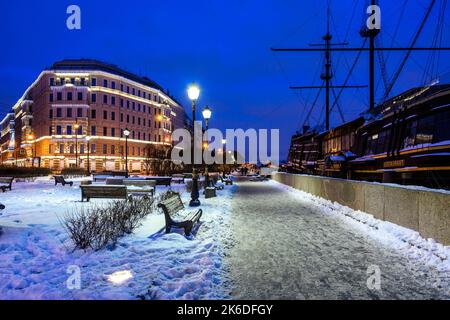 Mytninskaya argine, una piazza accogliente. Capodanno San Pietroburgo. La freccia dell'isola di Vasilyevska Foto Stock