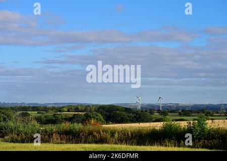 Si affaccia sul paesaggio pianeggiante di Severn Valley con le turbine eoliche di Avonmouth in lontananza, Regno Unito Foto Stock