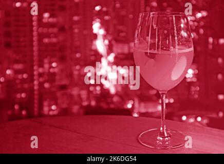 Cocktail in stile pop art con bicchiere di ibisco colorato e vista notturna aerea sfocata sullo sfondo Foto Stock