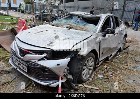 Kiev, Ucraina. 13th Ott 2022. Auto danneggiate viste vicino all'edificio degli uffici della Torre 101, che è stato preso di mira dallo sciopero missilistico russo. Dopo diversi mesi di relativa calma, esplosioni multiple hanno oscillato Kyiv presto un lunedì mattina. Il capo dell’esercito ucraino ha detto che le forze russe hanno lanciato almeno 75 missili in Ucraina, con attacchi fatali alla capitale Kyiv, e alle città del sud e dell’ovest. (Foto di Aleksandr Gusev/SOPA Images/Sipa USA) Credit: Sipa USA/Alamy Live News Foto Stock