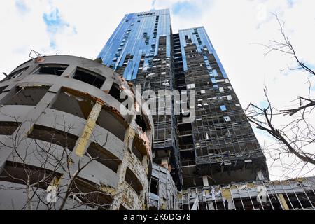 Kiev, Ucraina. 13th Ott 2022. L'edificio degli uffici della '101 Tower' fu distrutto dall'incendio missilistico russo. Dopo diversi mesi di relativa calma, esplosioni multiple hanno oscillato Kyiv presto un lunedì mattina. Il capo dell’esercito ucraino ha detto che le forze russe hanno lanciato almeno 75 missili in Ucraina, con attacchi fatali alla capitale Kyiv, e alle città del sud e dell’ovest. (Foto di Aleksandr Gusev/SOPA Images/Sipa USA) Credit: Sipa USA/Alamy Live News Foto Stock