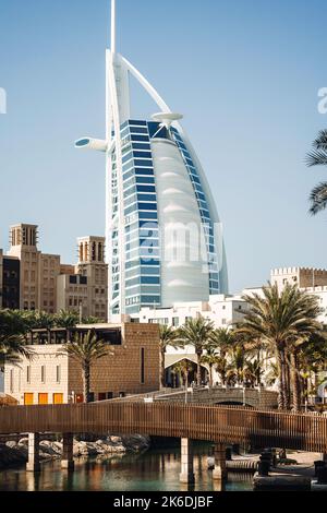Uno scatto verticale del Burj al Arab Hotel con uno sfondo blu cielo Foto Stock