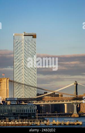 Vista dal porto di New York verso i ponti di Brooklyn e Manhattan e un grattacielo di Manhattan Square, New York City, USA Foto Stock