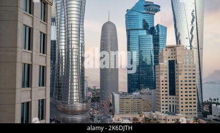 Doha, Qatar - Settembre 09,2022 : vivace skyline del centro di Doha con molte torri di affari. Foto Stock