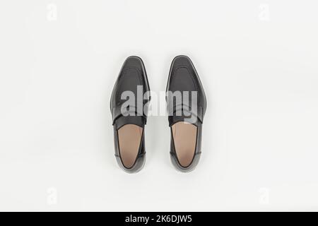 Bella pelle nera maschio moda penny loafer isolato su sfondo bianco vista dall'alto Foto Stock