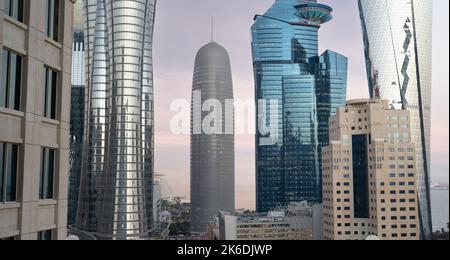 Doha, Qatar - Settembre 09,2022 : vivace skyline del centro di Doha con molte torri di affari. Foto Stock