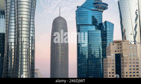 Doha, Qatar - Settembre 09,2022 : vivace skyline del centro di Doha con molte torri di affari. Foto Stock