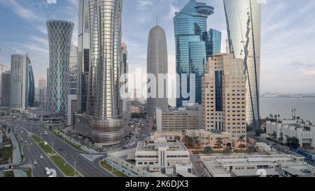 Doha, Qatar - Settembre 09,2022 : vivace skyline del centro di Doha con molte torri di affari. Foto Stock