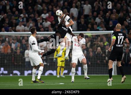 Londra, Regno Unito. 12th Ott 2022. Randal Kolo Muani di Eintracht Frankfurt batte per la palla con Eric Dier di Tottenham Hotspur. UEFA Champions League, gruppo D match, Tottenham Hotspur / Eintracht Francoforte al Tottenham Hotspur Stadium di Londra mercoledì 12th ottobre 2022. Questa immagine può essere utilizzata solo per scopi editoriali. Solo per uso editoriale, licenza richiesta per uso commerciale. Nessun utilizzo nelle scommesse, nei giochi o nelle pubblicazioni di un singolo club/campionato/giocatore. pic by Sandra Mailer/Andrew Orchard SPORTS photography/Alamy Live news Credit: Andrew Orchard SPORTS photography/Alamy Live News Foto Stock