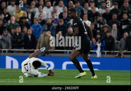 Londra, Regno Unito. 12th Ott 2022. Emerson Royal di Tottenham Hotspur è sconvolta da Evan N'Dicka di Eintracht Frankfurt. UEFA Champions League, gruppo D match, Tottenham Hotspur / Eintracht Francoforte al Tottenham Hotspur Stadium di Londra mercoledì 12th ottobre 2022. Questa immagine può essere utilizzata solo per scopi editoriali. Solo per uso editoriale, licenza richiesta per uso commerciale. Nessun utilizzo nelle scommesse, nei giochi o nelle pubblicazioni di un singolo club/campionato/giocatore. pic by Sandra Mailer/Andrew Orchard SPORTS photography/Alamy Live news Credit: Andrew Orchard SPORTS photography/Alamy Live News Foto Stock