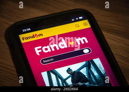 Fandom sul suo sito web su iPhone. Fandom è un servizio di hosting wiki specializzato in temi di intrattenimento (giochi, TV, film, animatori) Foto Stock