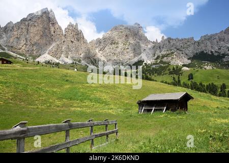 Fienile all'altezza del Passo Gardena con Pizes de Cir sullo sfondo, Dolomiti, Italia, Foto Stock