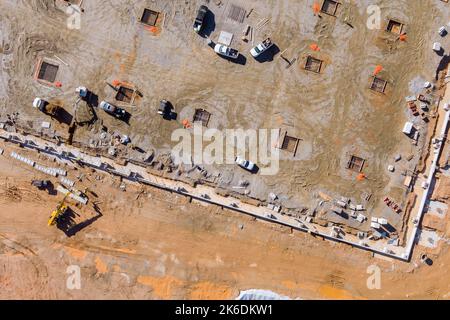 In preparazione del cantiere per fondazioni in cemento, colando la costruzione di un nuovo edificio durante il lavoro Foto Stock