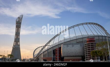 Doha, Qatar - 03,2022 marzo: Khalifa International Stadium insieme alla torre del towrch. Foto Stock