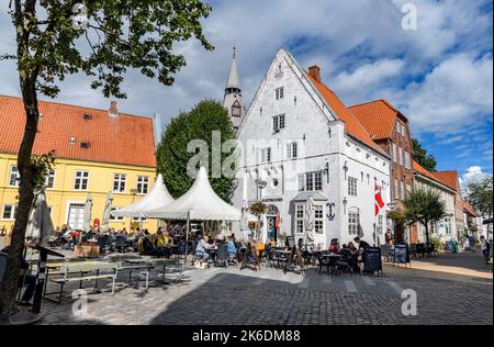 Tönder (la città più antica della Danimarca). Che mostra il mercato e la casa più antica della città conosciuta come un 'kalendehus'. Foto Stock