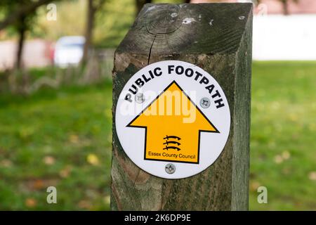 Un sentiero pubblico con un cartello del consiglio della contea di Essex. Foto Stock